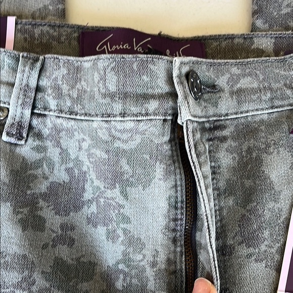 Gloria Vanderbilt Floral Gray Slim Jeans - Picture 6 of 9